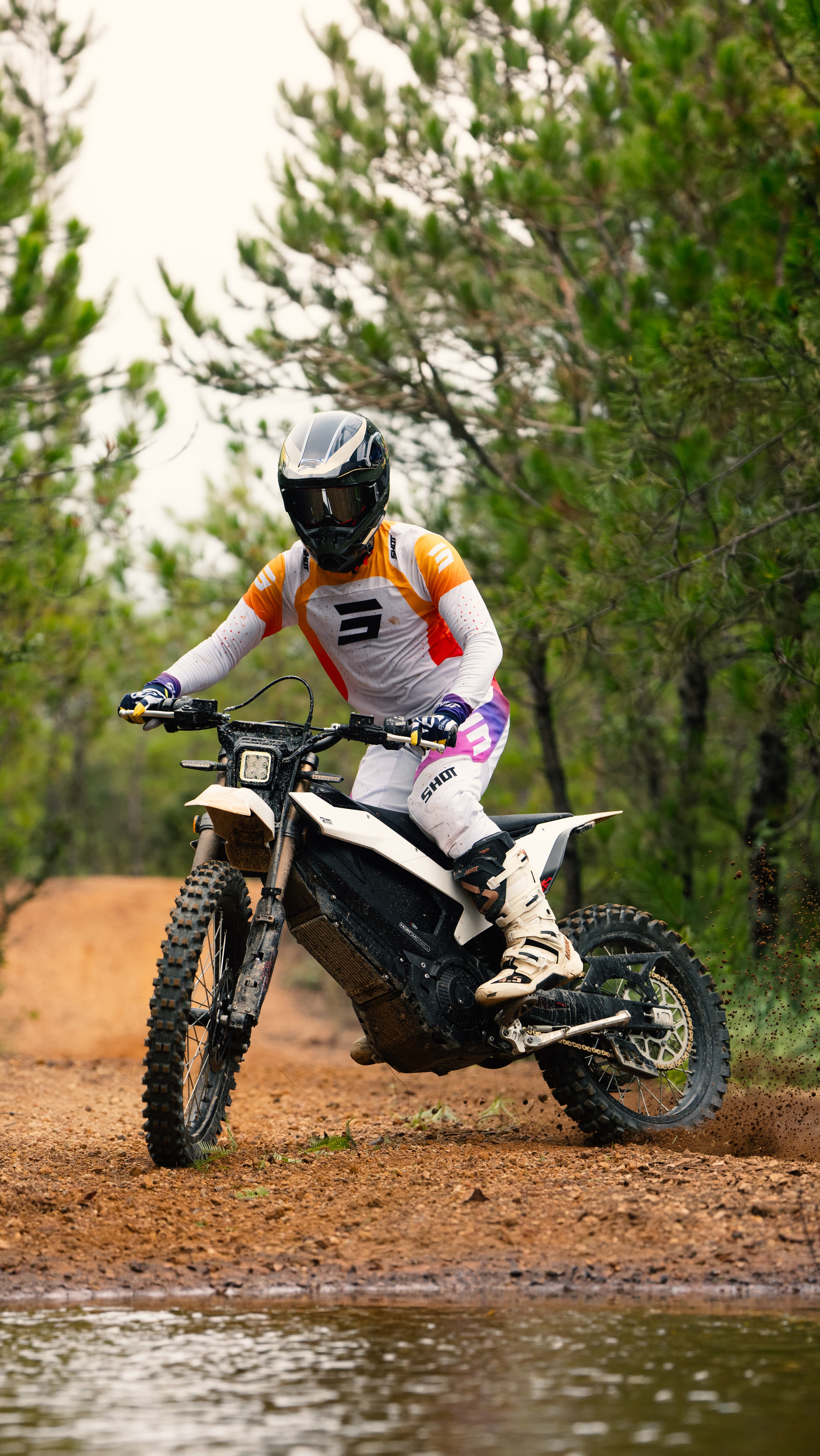 HOOGA M1S rider on an off-road trail