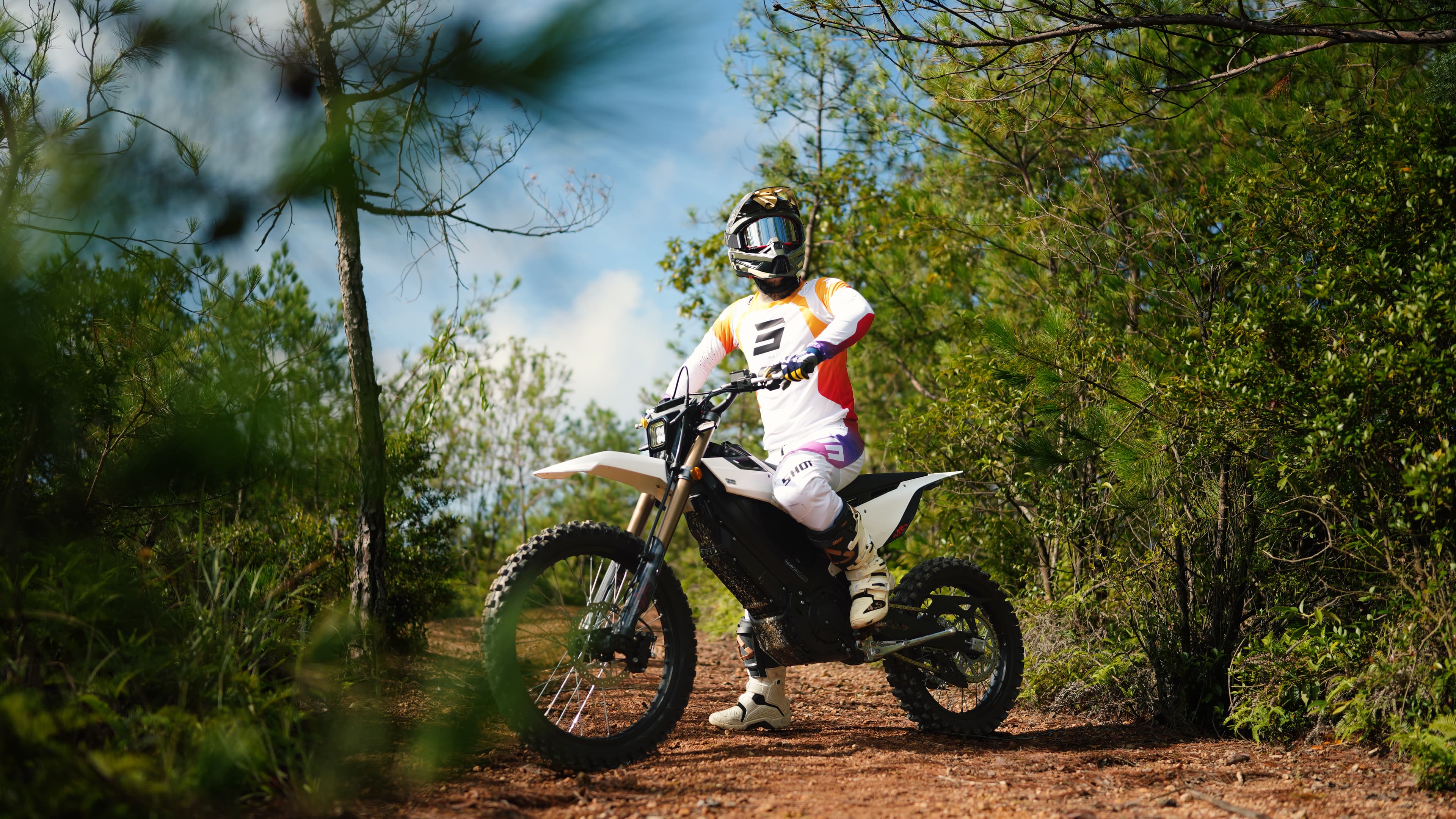 HOOGA M1S rider on a forest trail